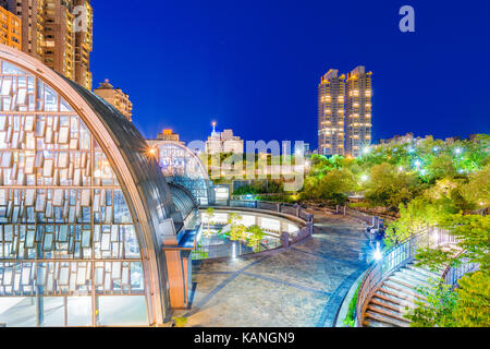 TAIPEI, Taiwan - 15. Juli: Dies ist eine Nacht von Sicht von Daan Forest Park Station und Stadt Architektur in der Innenstadt am 15. Juli 2017 in Taipei Stockfoto