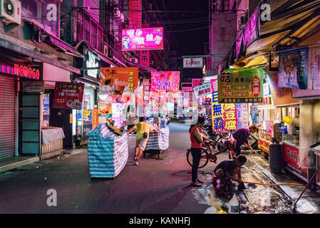 TAICHUNG, TAIWAN - 18. Juli: Dies ist eine Straße in Fengjia Nacht Markt, sagte, ist die größte Nacht Markt in Taiwan am 18. Juli, 2017 in Taichu Stockfoto