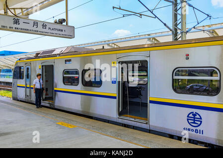 TAICHUNG, TAIWAN - 19. Juli: Dies ist ein Zug warten auf Passagiere an Bord in Zuoying station am 19. Juli 2017 in Taichung Stockfoto