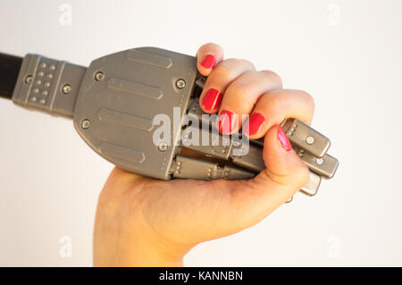 Mädchen und Roboter Handshake Stockfoto