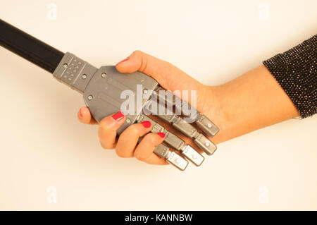 Mädchen und Roboter Handshake Stockfoto