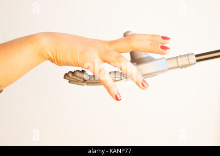 Mädchen und Roboter Handshake Stockfoto