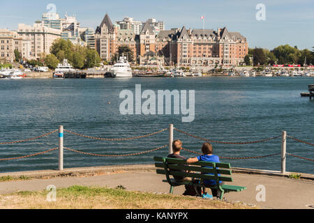 Victoria, BC, Kanada - 11 September 2017: Menschen auf David Weise fördern mit Fairmont Empress Hotel im Hintergrund Stockfoto