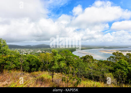 Blick über Cooktown und die Endeavour River von grasbewachsenen Hügel, Far North Queensland, FNQ, QLD, Australien Stockfoto