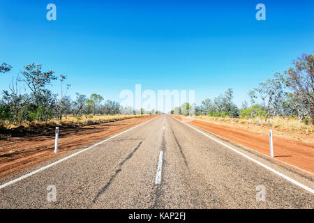 Die Fernbedienung outback Landsborough Autobahn zwischen Longreach und Winton, Queensland, Queensland, Australien Stockfoto