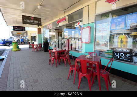 Terrasse des historischen North Gregory Hotel und seinem musikalischen Zaun Cafe, in der kleinen ländlichen Stadt Winton, Queensland, Queensland, Australien Stockfoto