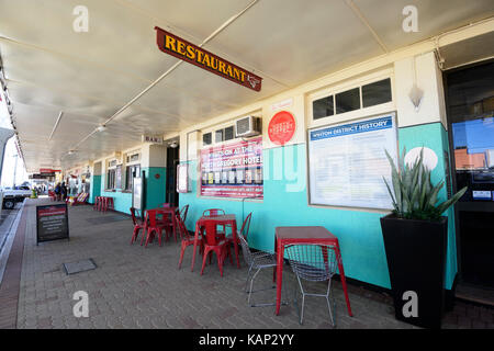Terrasse des historischen North Gregory Hotel in der kleinen ländlichen Stadt Winton, Queensland, Queensland, Australien Stockfoto