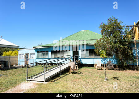 Im alten Stil blau und grün Bungalow in der kleinen ländlichen Stadt Winton, Queensland, Queensland, Australien Stockfoto