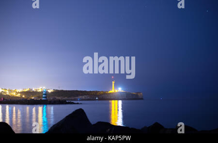 Leuchtturm bei Nacht in Portimao, Portugal. Stockfoto