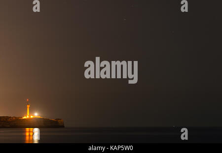 Leuchtturm bei Nacht in Portimao, Portugal. Stockfoto