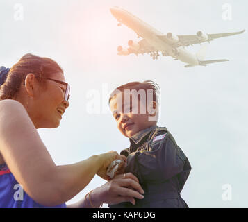 Mutter und Jungen träumen ein Flugzeug Pilot werden Stockfoto