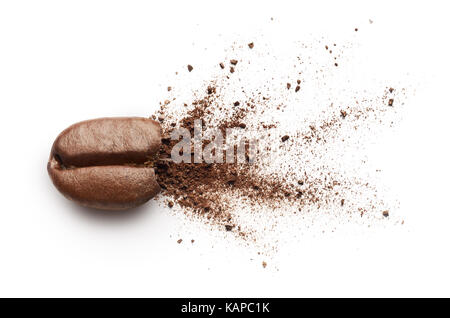 Kaffeepulver Burst von kaffeebohne auf weißem Hintergrund Stockfoto