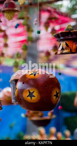 Wunderschöne handgefertigte dekorative Elemente in einem Laden zum Verkauf. Das Handwerk in Indien sind vielfältig, reich an Geschichte und Religion. Stockfoto