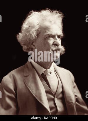 Mark Twain (Pseudonym für Humorist und Schriftsteller Samuel Langhorne Clemens) in einem 1909 Studio Portrait von A.F. Bradley in New York City. Stockfoto