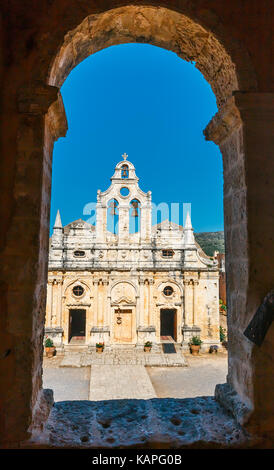 Gang in den Westen mit dem Tor zum Kloster Arkadi, Arkadi, Kreta, Griechenland Stockfoto