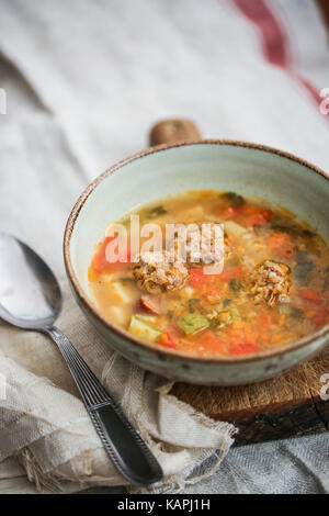 Ein rumänischer traditioneller Sour sopu mit Gemüse und Fleischbällchen Stockfoto