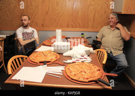 Pizza auf einen hölzernen Tisch beim Abendessen Zeit. Stockfoto