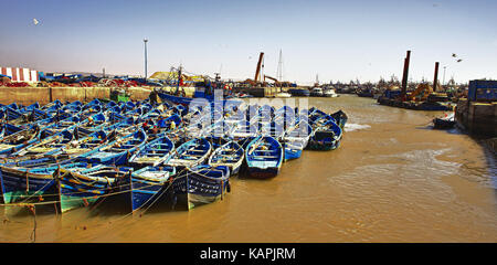 Angelboote/Fischerboote vertäut im Hafen von Essaouira, Marokko. Stockfoto