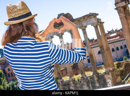 Urlaub in Rom. Von hinten trendy touristische Frau in Rom, Italien, herzförmigen Hände Stockfoto