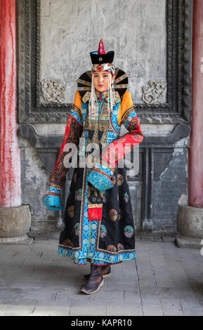 Mongolische Frau in traditioneller Kleidung aus dem 13. Jahrhundert Stockfoto