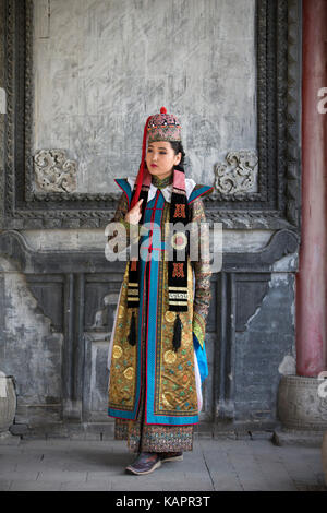 Mongolische Mann im traditionellen Outfit in der Nähe von Alte Tempel in Ulaanbaatar Stockfoto