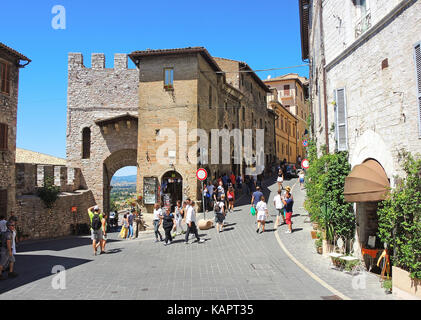 Assisi, Italien. Blick in den Straßen der Altstadt, die zum UNESCO-Weltkulturerbe Stockfoto