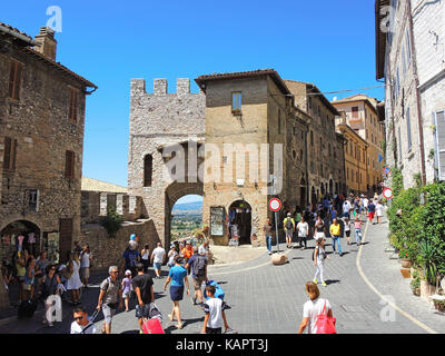 Assisi, Italien. Blick in den Straßen der Altstadt, die zum UNESCO-Weltkulturerbe Stockfoto