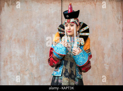 Mongolische Frau in traditioneller Kleidung aus dem 13. Jahrhundert Stockfoto