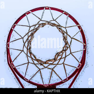 Basketball-Korb mit Grunge weiß net von unten gesehen Stockfoto