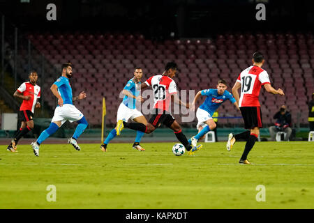 Neapel, Italien. 26 Sep, 2017. Neapel - Italien 26/09/2017 RENATO TAPIA und Steven Berghuis von FEYENOORD beim Uefa Champions League Spiel zwischen S.S.C. NAPOLI und FEYENOORD im Stadio San Paolo von Neapel. Credit: Emanuele Sessa/Pacific Press/Alamy leben Nachrichten Stockfoto