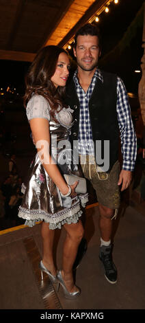 München, Deutschland. 26 Sep, 2017. Michael Ballack mit Freundin Natacha Tannous. Promis auf der Wiesn am 26. September 2017 Quelle: Alexander Pohl/Pacific Press/Alamy leben Nachrichten Stockfoto