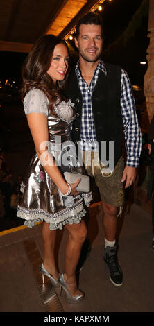 München, Deutschland. 26 Sep, 2017. Michael Ballack mit Freundin Natacha Tannous. Promis auf der Wiesn am 26. September 2017 Quelle: Alexander Pohl/Pacific Press/Alamy leben Nachrichten Stockfoto