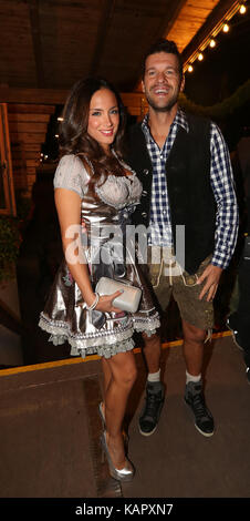 München, Deutschland. 26 Sep, 2017. Michael Ballack mit Freundin Natacha Tannous. Promis auf der Wiesn am 26. September 2017 Quelle: Alexander Pohl/Pacific Press/Alamy leben Nachrichten Stockfoto