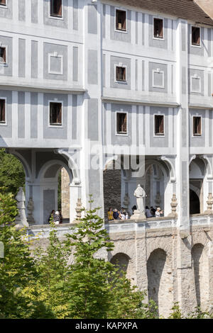 Cesky Krumlov, Tschechische Republik - 17. August 2017: Umfassungsmauer der Burg in der Altstadt Stockfoto