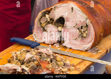 Porchetta, traditionelle italienische Schweinebraten von strassenhändler in einem Land, in Scheiben geschnittene Fair Stockfoto