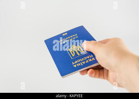 Ukrainischen pass auf weißem Hintergrund Stockfoto