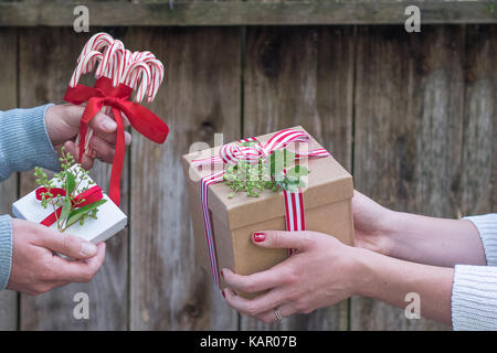 Romantisches Paar den Austausch von Geschenken in einer rustikalen Umgebung Stockfoto