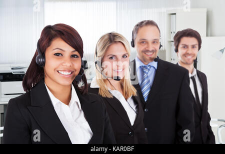 Portrait von zuversichtlich Call center Vertreter lächelnd im Büro Stockfoto