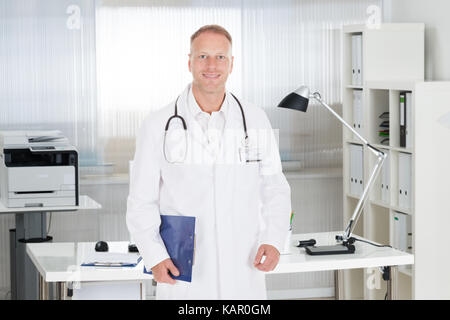 Portrait von zuversichtlich Mitte nach Arzt in Klinik Stockfoto