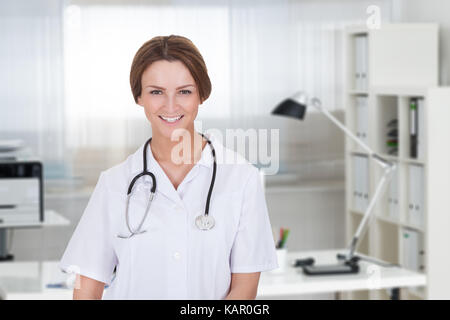 Portrait von zuversichtlich Ärztin lächelnd in Klinik Stockfoto