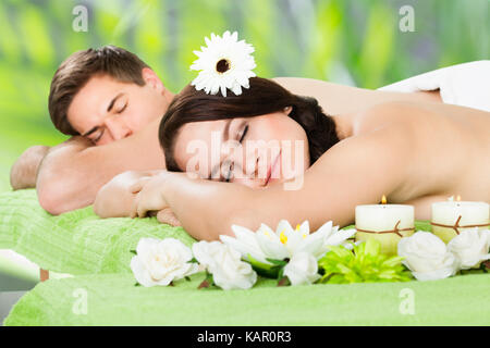 Entspannt junges Paar liegen Seite an Seite Beauty Spa Stockfoto