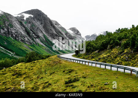 Straße durch die Berge in Norwegen mit schönen Natur in der Umgebung Stockfoto