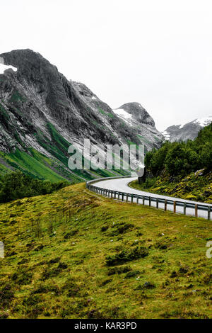 Straße durch die Berge in Norwegen mit schönen Natur in der Umgebung Stockfoto