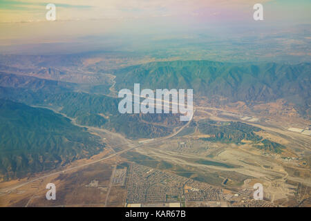 Luftaufnahme von San Bernardino Berge, Blick vom Fensterplatz im Flugzeug, Kalifornien, USA Stockfoto