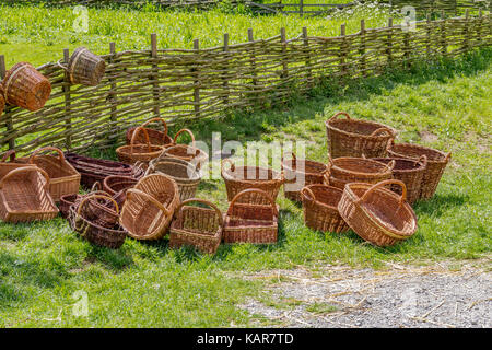 Viele Weidenkörbe in der Nähe einer ländlichen Holzzaun Stockfoto