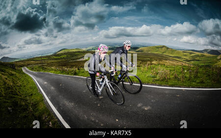 Radfahren Paar klettern Große Dun fiel in den Pennines, Cumbria, Großbritannien Stockfoto