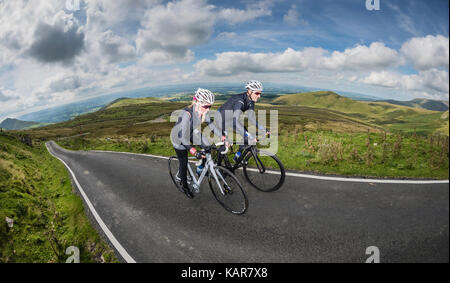 Radfahren Paar klettern Große Dun fiel in den Pennines, Cumbria, Großbritannien Stockfoto