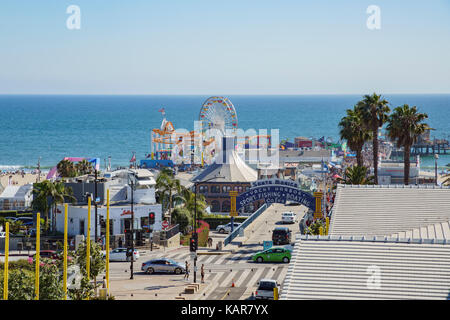 Santa Monica, APR 17: Der Pier und Parkplatz des Santa Monica Beach bei Los Angeles County, Kalifornien, USA Stockfoto