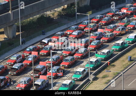 Die taxis Warteschlangen in der Hong Kong International Airport Stockfoto