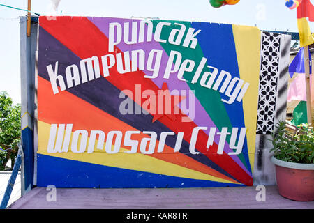 Eingangsschild der Rainbow Village in Semerang, Indonesien Stockfoto